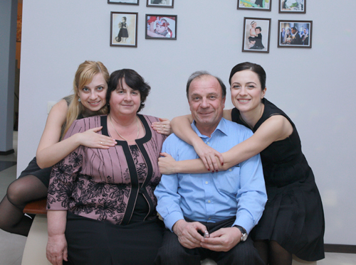 Ալյոնա Ստրատանը ծնողների եւ քրոջ հետ Լուսանկարը՝ Անձնական արխիվից