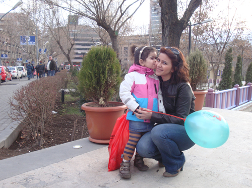 Թամարա Կոստանդյանը դստեր ` Եվայի հետ Լուսանկարը՝ Անձնական արխիվից