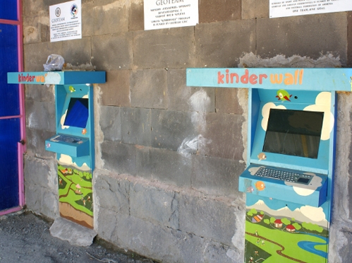 Մանուկների շրջանում սպորտի զարգացմանն ուղղված Գեոթիմի նախաձեռնությունների մասին պատմող «kinder-wall»-եր Գորայք գյուղում Լուսանկարը՝ Մեդիամաքս