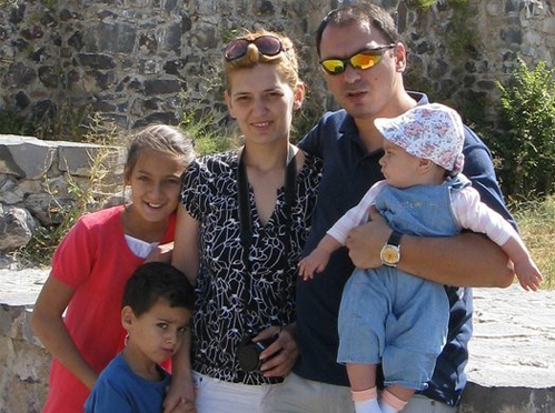 Անուշ Նավասարդյանը ամուսնու եւ երեխաների հետ Լուսանկարը՝ Ա. Նավասարդյանի արխիվից