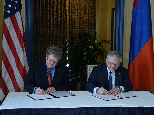 ՀՀ ԱԳ նախարար Էդվարդ Նալբանդյանը եւ ԱՄՆ առևտրի ներկայացուցչի տեղակալ Դեն Մուլանին ստորագրում են համաձայնագիրը: Լուսանկարը՝ ՀՀ նախագահի մամուլի գրասենյակ