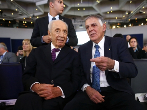 Դան Շեխտմանը զրուցում է Իսրայելի նախագահ Շիմոն Պերեսի հետ Լուսանկարը՝ REUTERS/Ruben Sprich