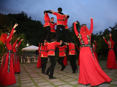 Армянские танцы в Дилижане Фото: Ernst and Young