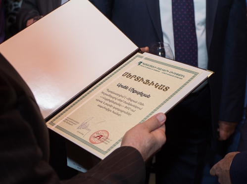 ՀԲՄ նախագահի կողմից «Հայբիզնեսբանկ» ՓԲԸ Վարչության նախագահ Արսեն Միքայելյանին շնորհված «Տիգրան Մեծ» ոսկյա հուշամեդալի սերտիֆիկատը Լուսանկարը՝ Հայբիզնեսբանկ