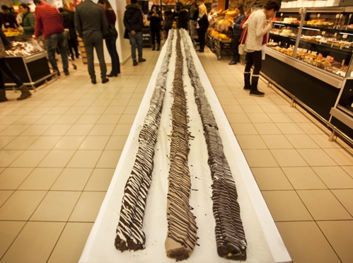 Սուպերմարկետի վերաբացման կապակցությամբ թխված 6.5 մետրանոց էկլերը Լուսանկարը՝ Մեդիամաքս